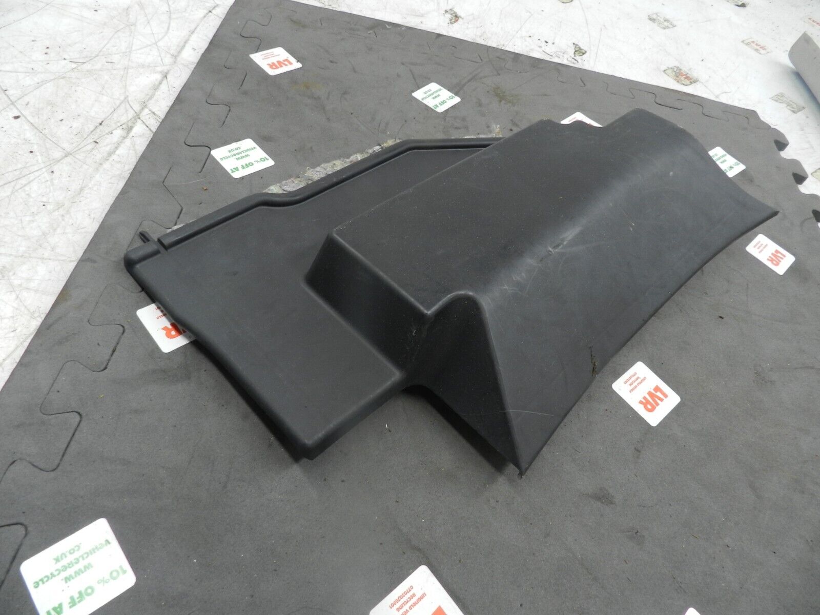 (133) 2005 TOYOTA AVENSIS. LID COVER TRIM HOUSING