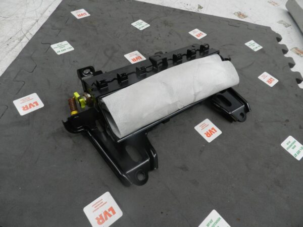 (133) 2005 TOYOTA AVENSIS. KNEE AIRBAG