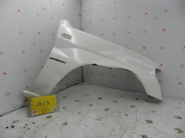 2006 MITSUBISHI SHOGUN PININ. DRIVER SIDE WING IN WHITE SLIGHT DAMAGE