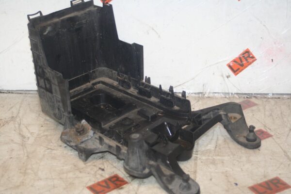 2005 VOLKSWAGEN GOLF MK5. BATTERY TRAY
