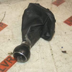 2005 VOLKSWAGEN GOLF MK5. GEAR SELECTOR KNOB AND GATOR 6 SPEED