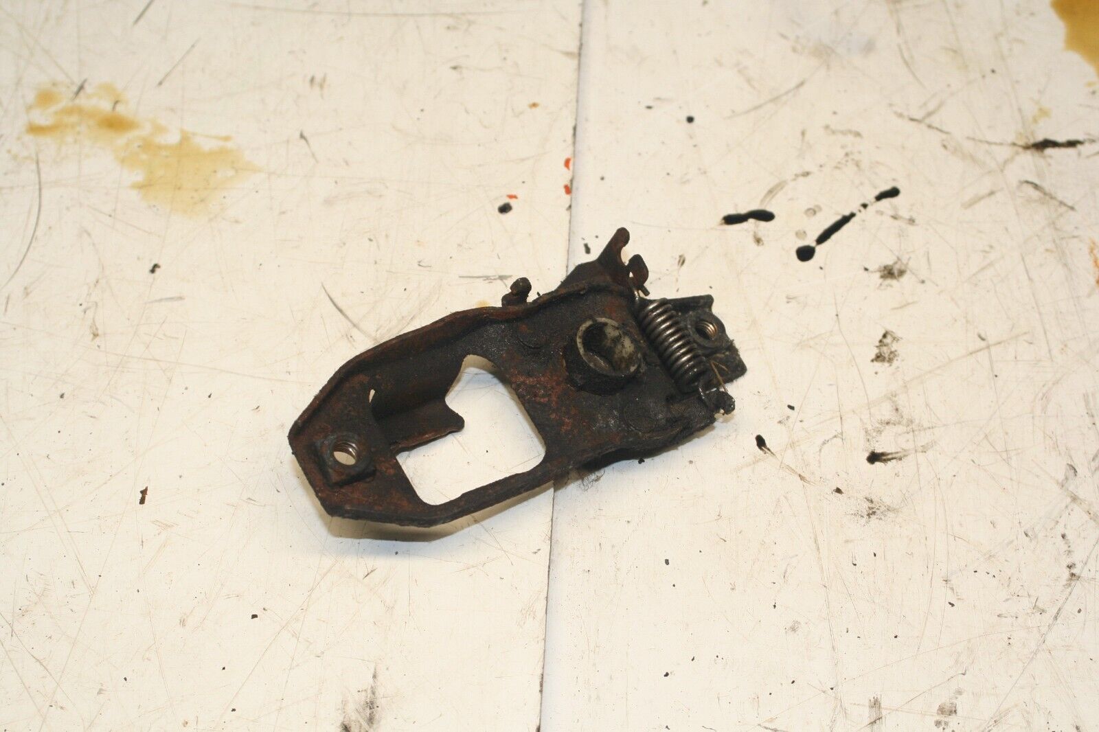 2001 LAND ROVER DISCOVERY 2 TD5. BONNET LATCH CATCH - Image 2