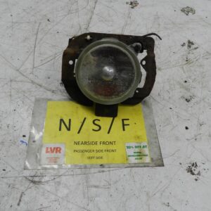 2006 MITSUBISHI SHOGUN PININ PASSENGER SIDE FRONT FOG LIGHT NEEDS REPAIR