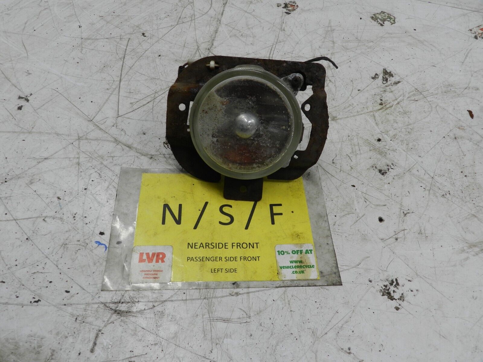 2006 MITSUBISHI SHOGUN PININ PASSENGER SIDE FRONT FOG LIGHT NEEDS REPAIR
