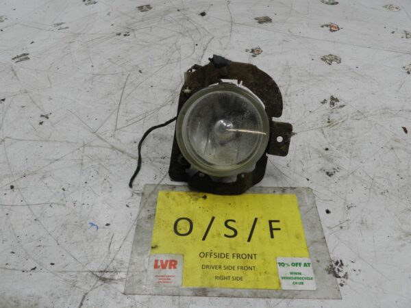 2006 MITSUBISHI SHOGUN PININ DRIVER SIDE FRONT FOG LIGHT NEEDS REPAIR - Image 2
