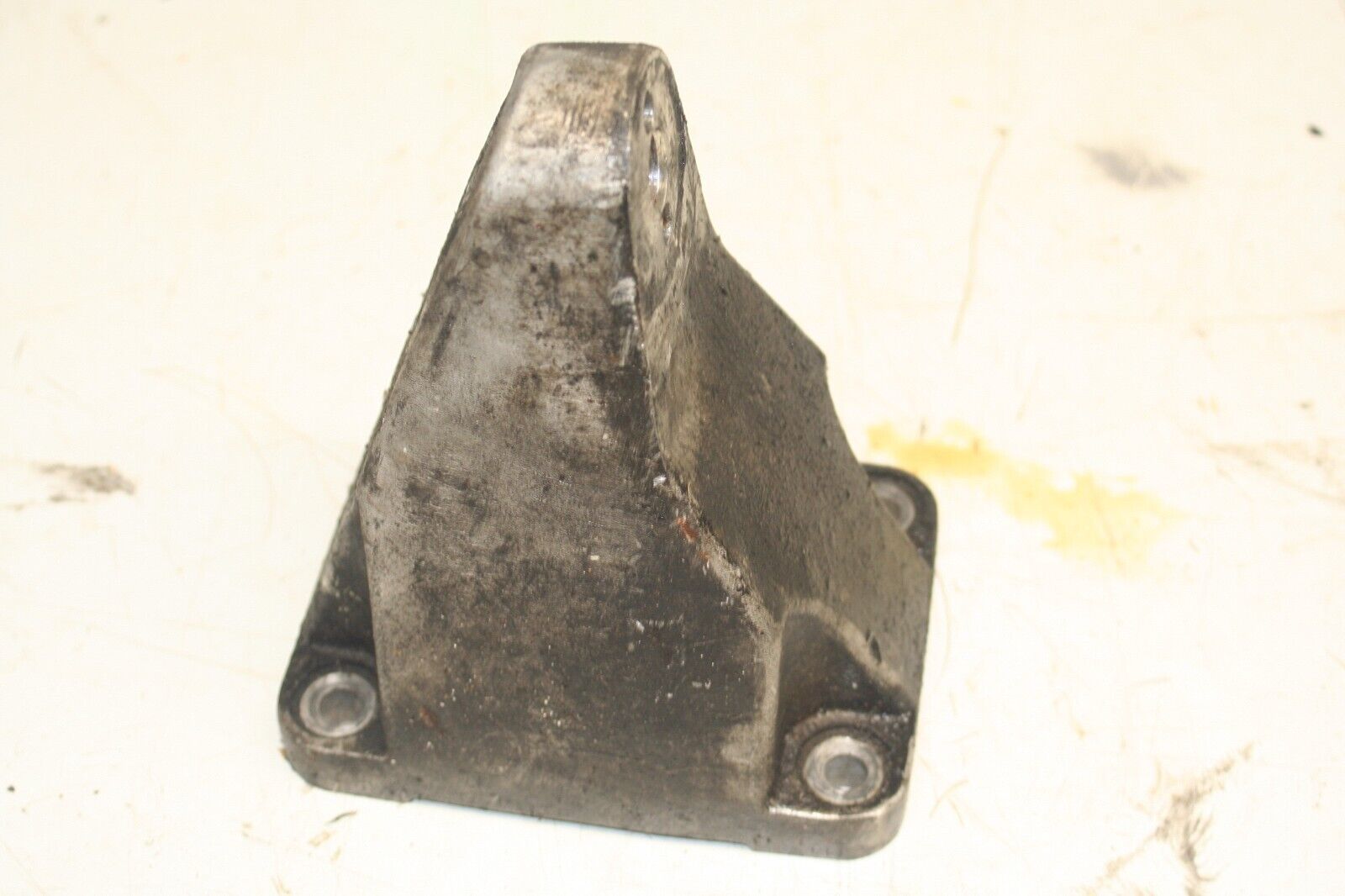 2001 LAND ROVER DISCOVERY 2 TD5. ENGINE MOUNT BRACKET