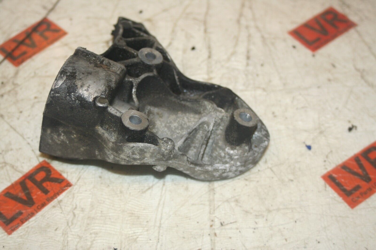 2005 VOLKSWAGEN GOLF MK5. PULLEY ENGINE MOUNT - Image 2