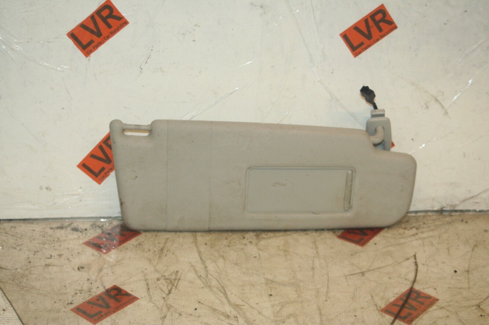 2005 VOLKSWAGEN GOLF MK5. DRIVER SIDE SUN VISOR