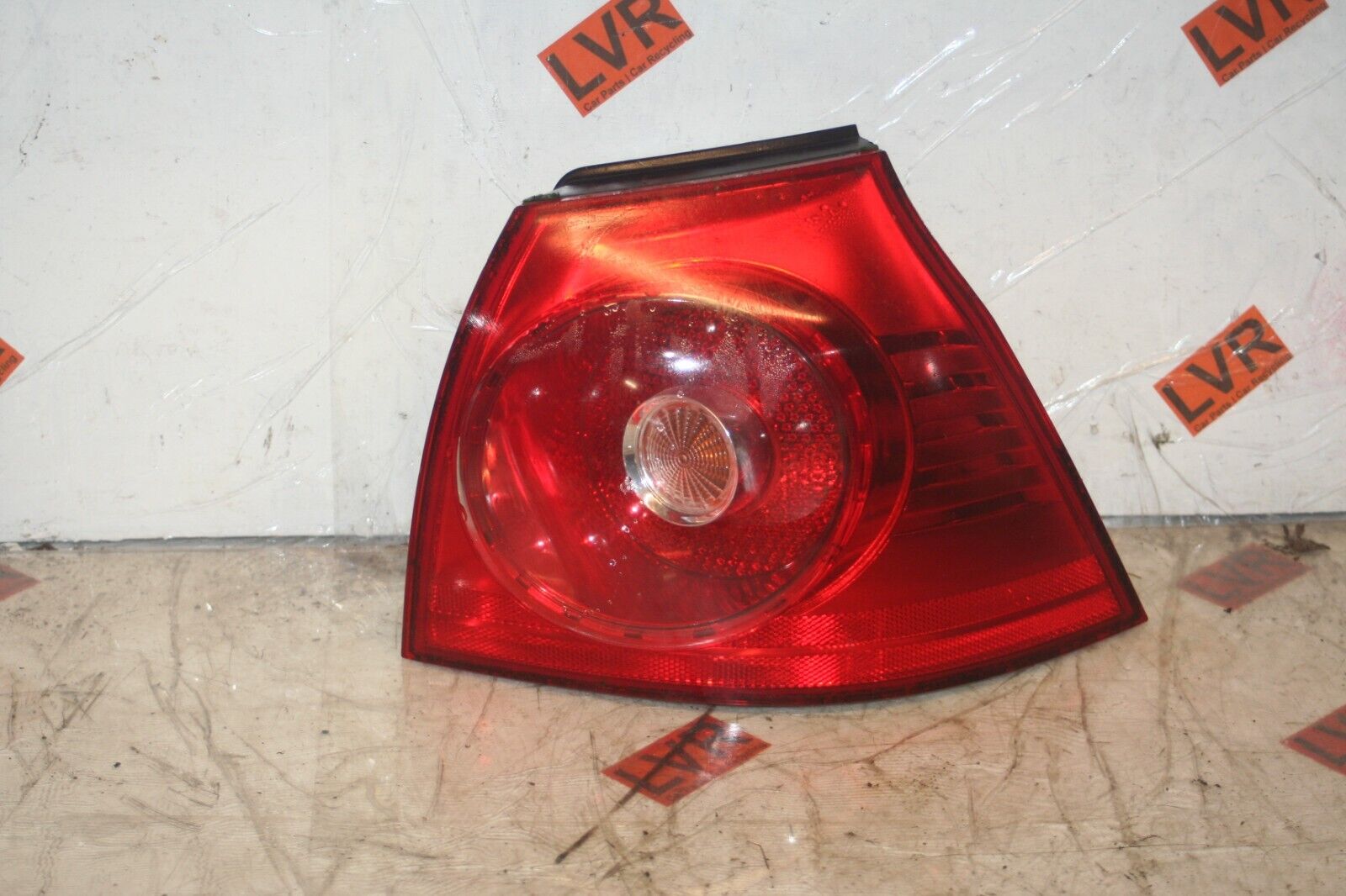 2005 VOLKSWAGEN GOLF MK5. DRIVER SIDE REAR LIGHT