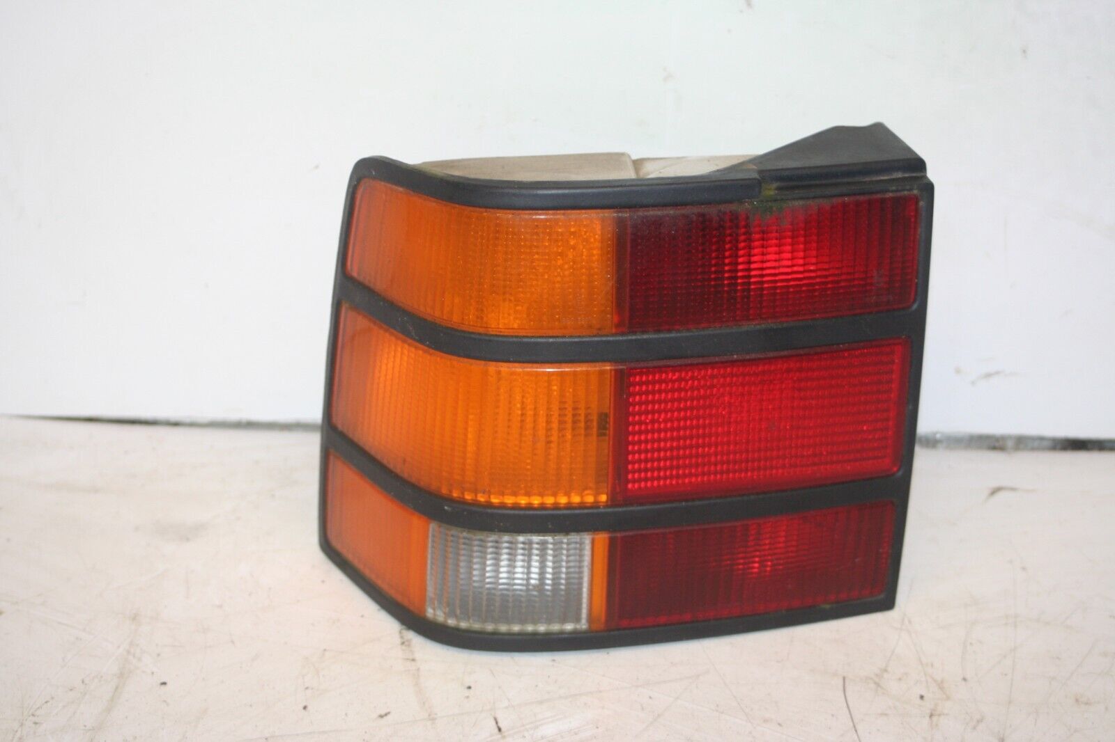 1990 FORD GRANADA MK3. PASSENGER SIDE REAR LIGHT UNIT CLUSTER