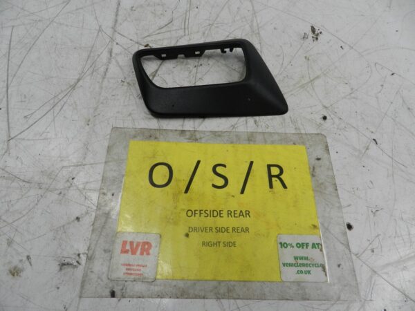 2006 MITSUBISHI SHOGUN PININ DRIVER SIDE REAR DOOR HANDLE SURROUND