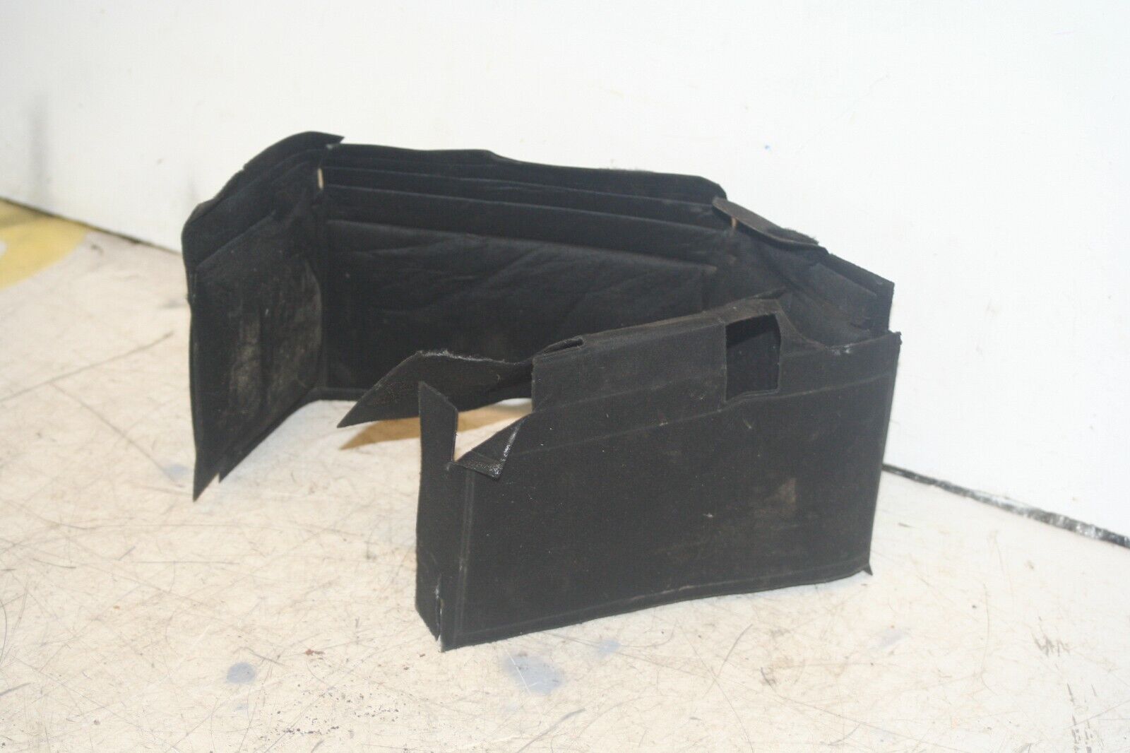 2004 VOLKSWAGEN CONVERTIBLE BEETLE 1.8T. BATTERY COVER