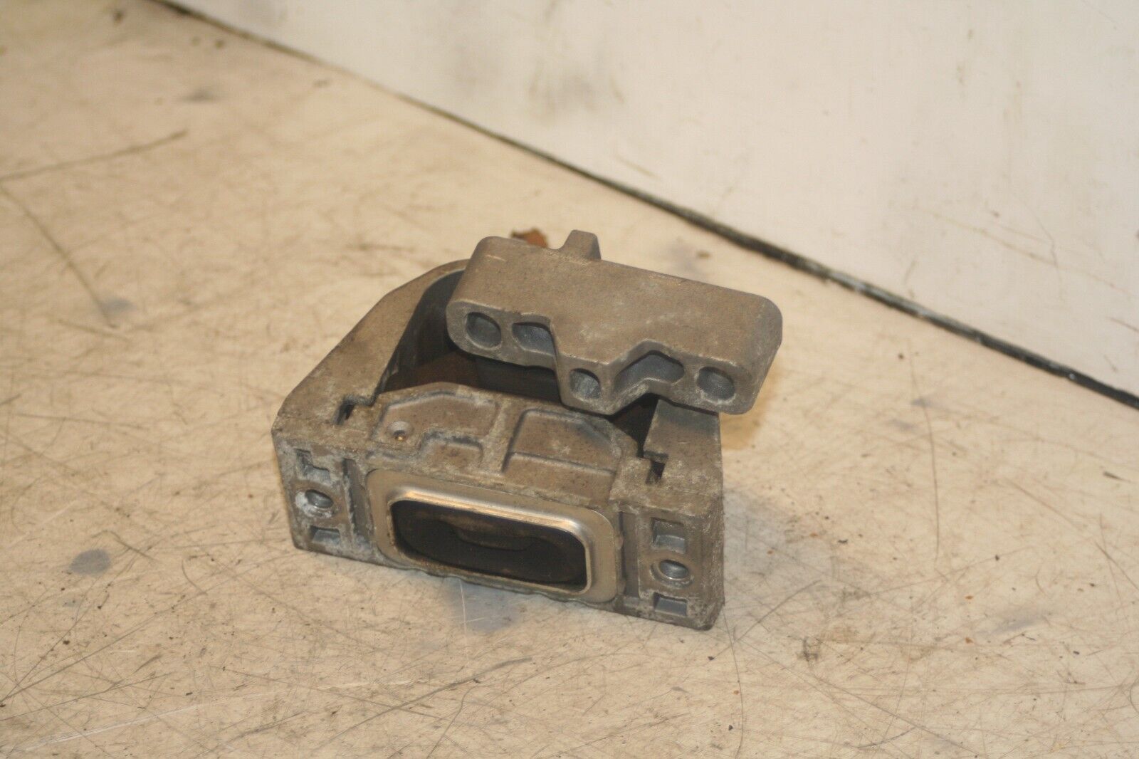 2004 VOLKSWAGEN CONVERTIBLE BEETLE 1.8T. ENGINE MOUNT - Image 3