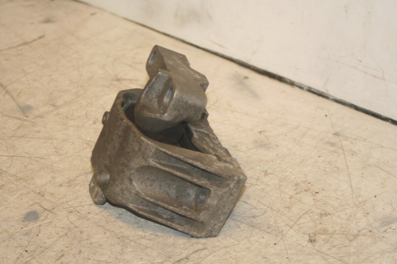 2004 VOLKSWAGEN CONVERTIBLE BEETLE 1.8T. ENGINE MOUNT - Image 4