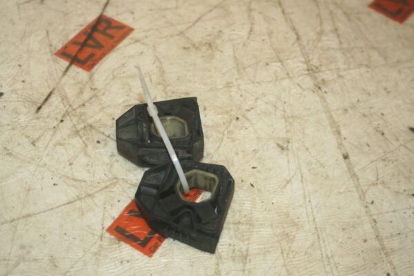 2005 VOLKSWAGEN GOLF MK5. RADIATOR MOUNTING RUBBERS - Image 2