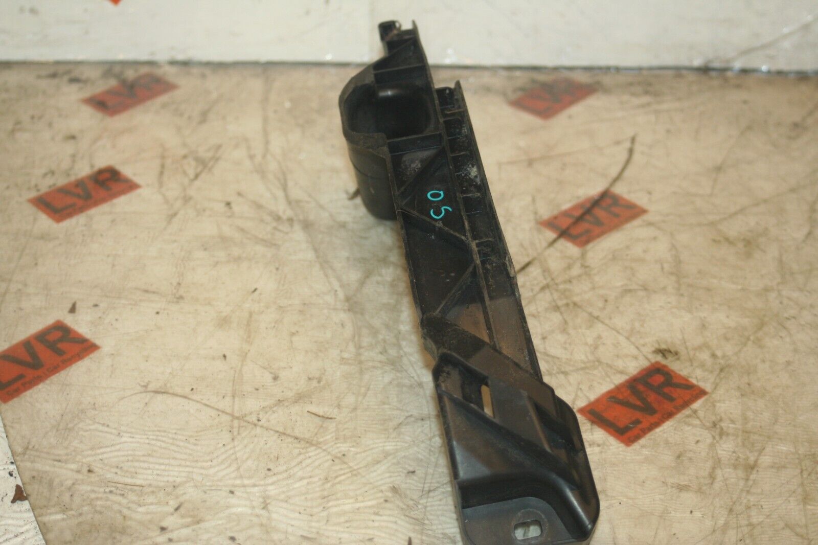2005 VOLKSWAGEN GOLF MK5. DRIVER SIDE FRONT BUMPER TRIM FRAME BRACKET