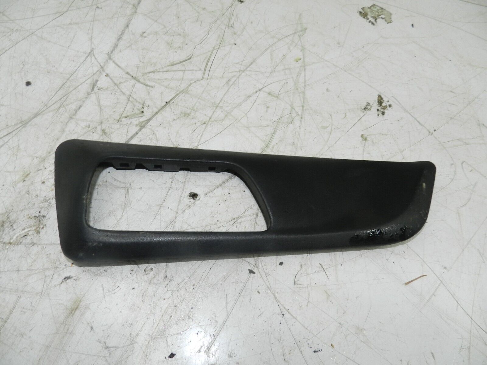 2006 MITSUBISHI SHOGUN PININ DRIVER SIDE FRONT DOOR HANDLE SURROUND - Image 2