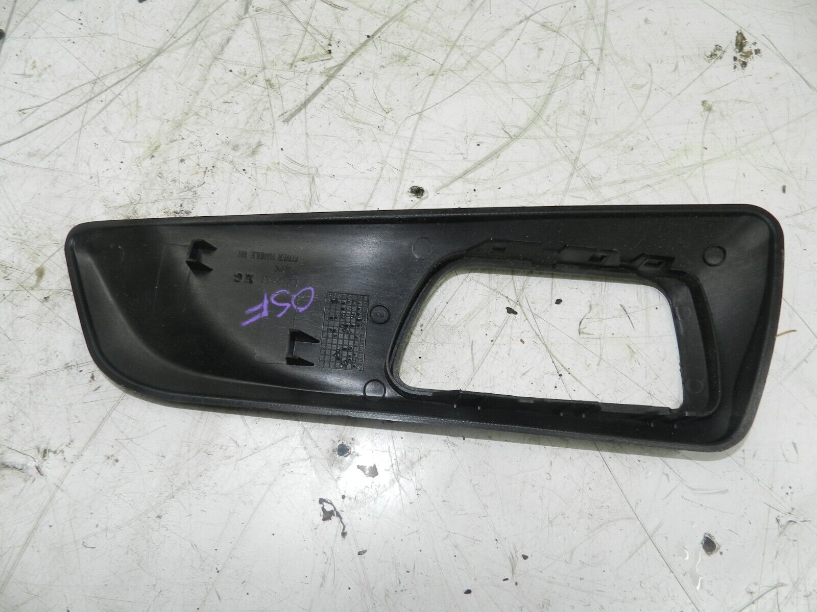 2006 MITSUBISHI SHOGUN PININ DRIVER SIDE FRONT DOOR HANDLE SURROUND - Image 3