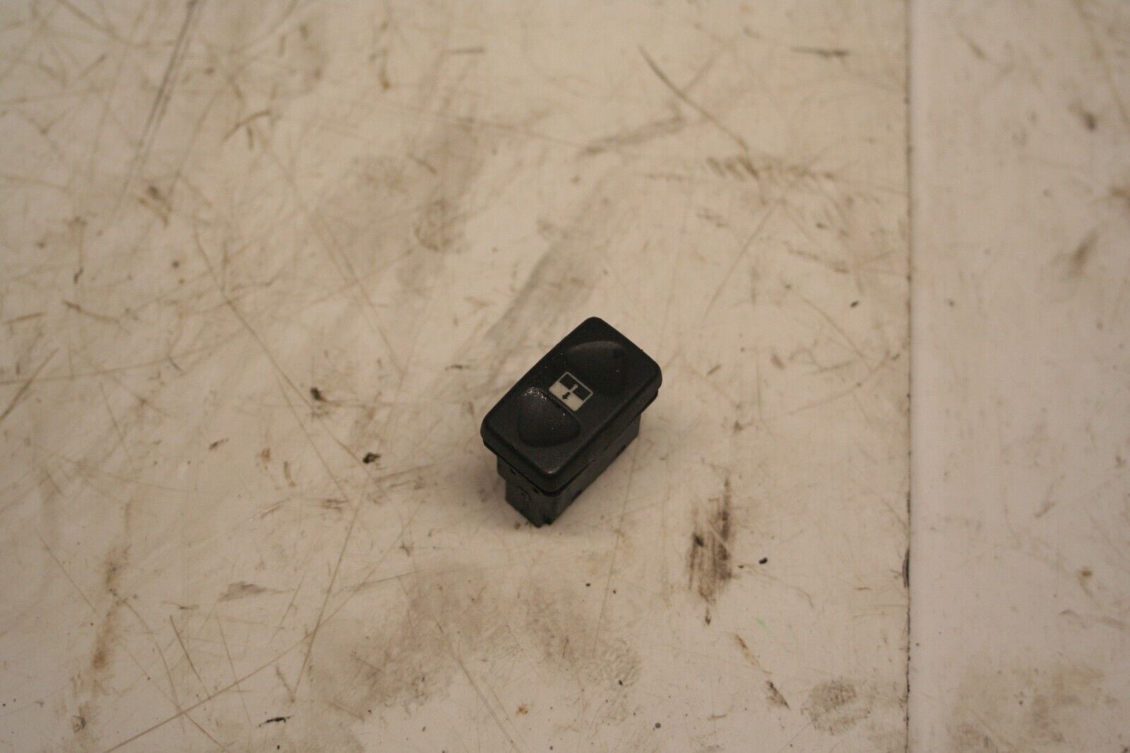 2001 LAND ROVER DISCOVERY 2 TD5. SUN ROOF SWITCH BUTTON