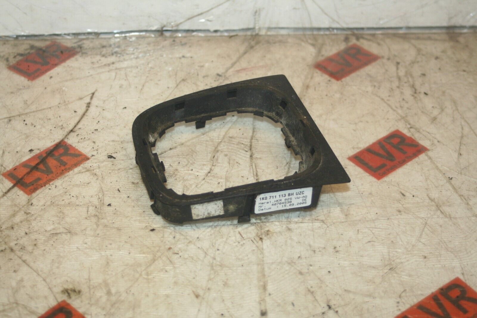 2005 VOLKSWAGEN GOLF MK5. GEAR SELECTOR SURROUND TRIM