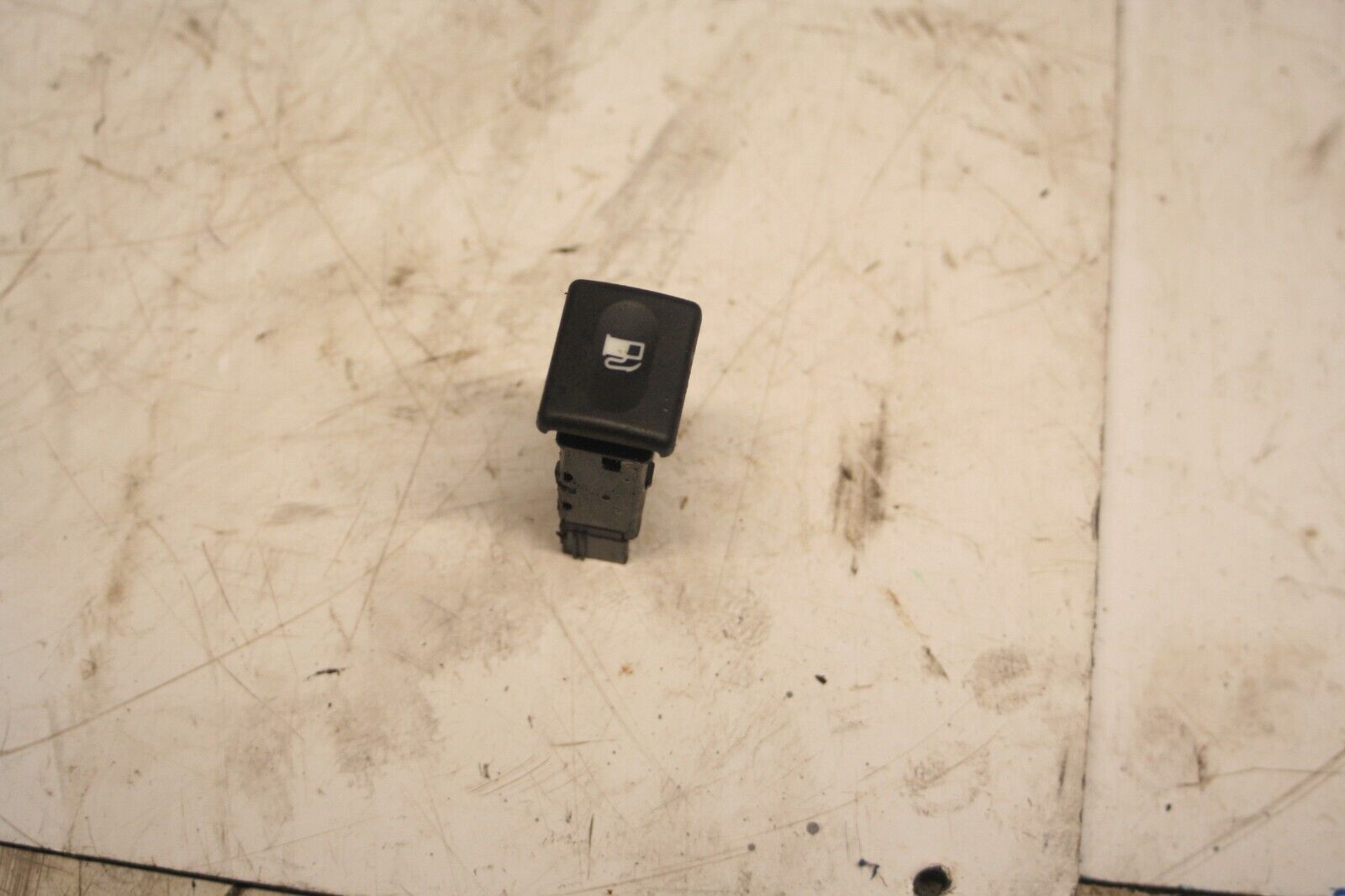 2001 LAND ROVER DISCOVERY 2 TD5. FUEL RELEASE SWITCH BUTTON