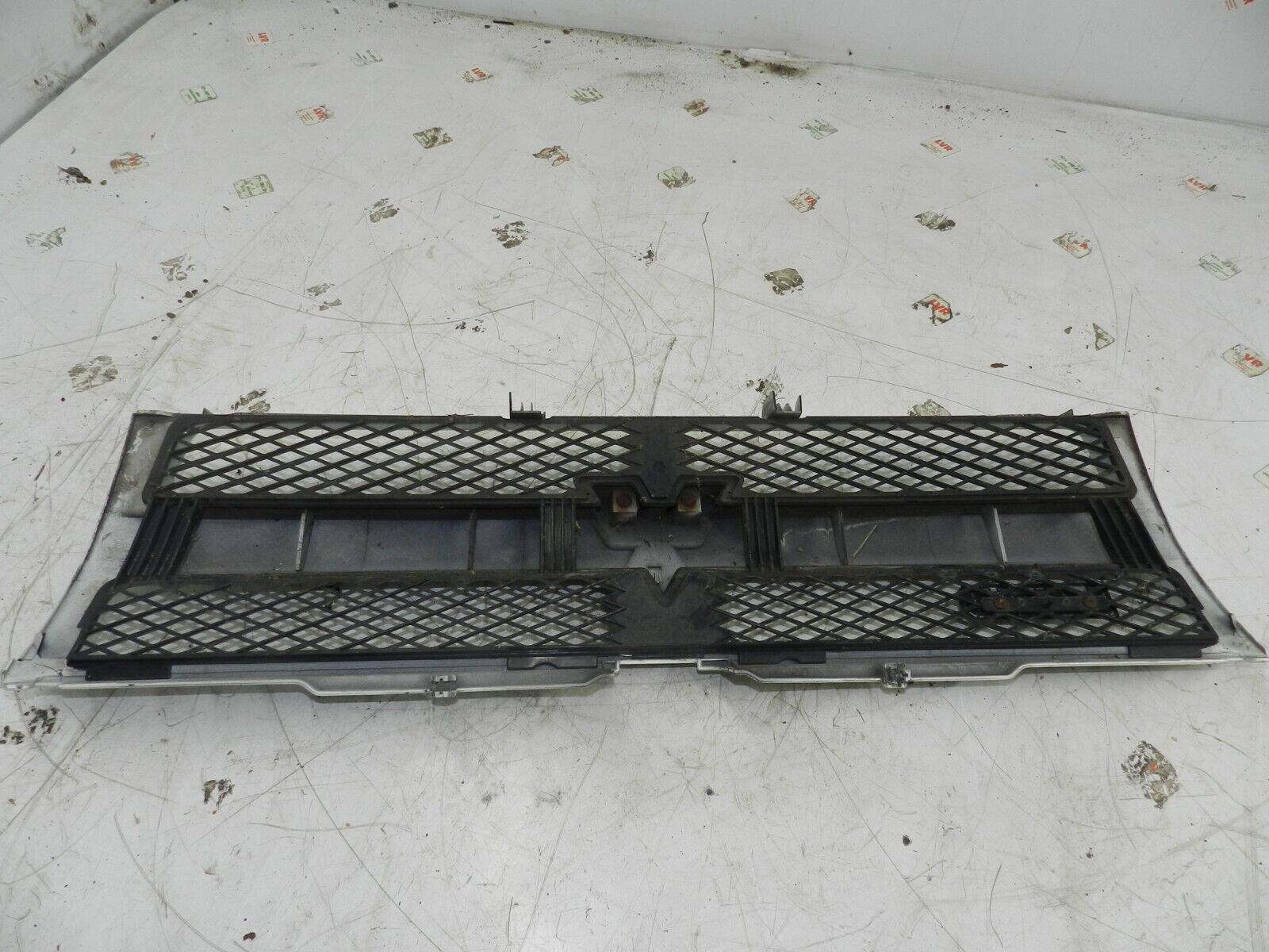 2006 MITSUBISHI SHOGUN PININ FRONT GRILLE IN WHITE - Image 2