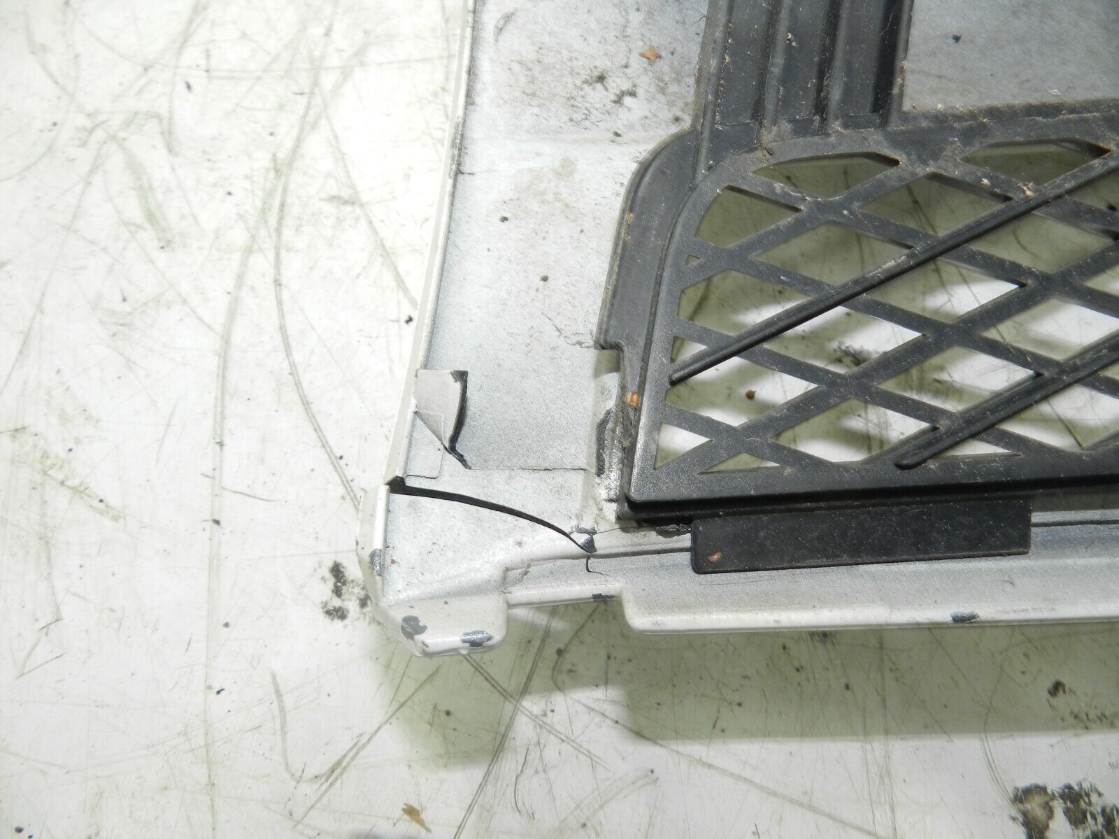 2006 MITSUBISHI SHOGUN PININ FRONT GRILLE IN WHITE - Image 3