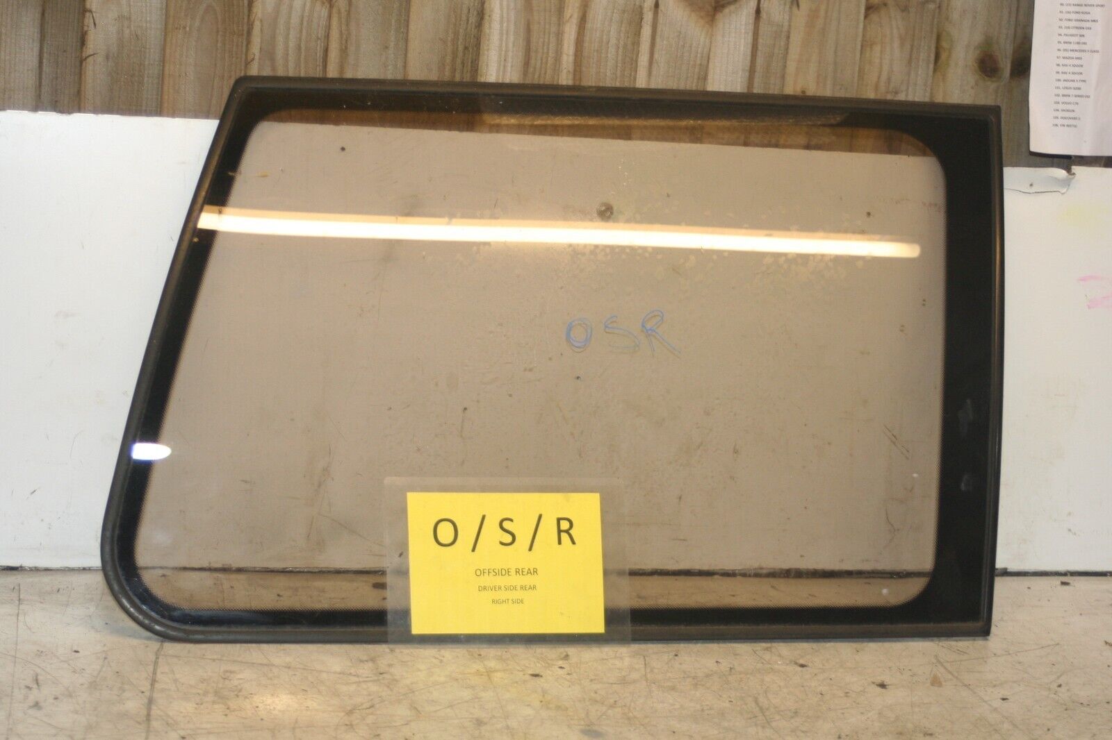 1994 MITSUBISHI PAJERO SHOGUN. DRIVER SIDE REAR WINDOW GLASS