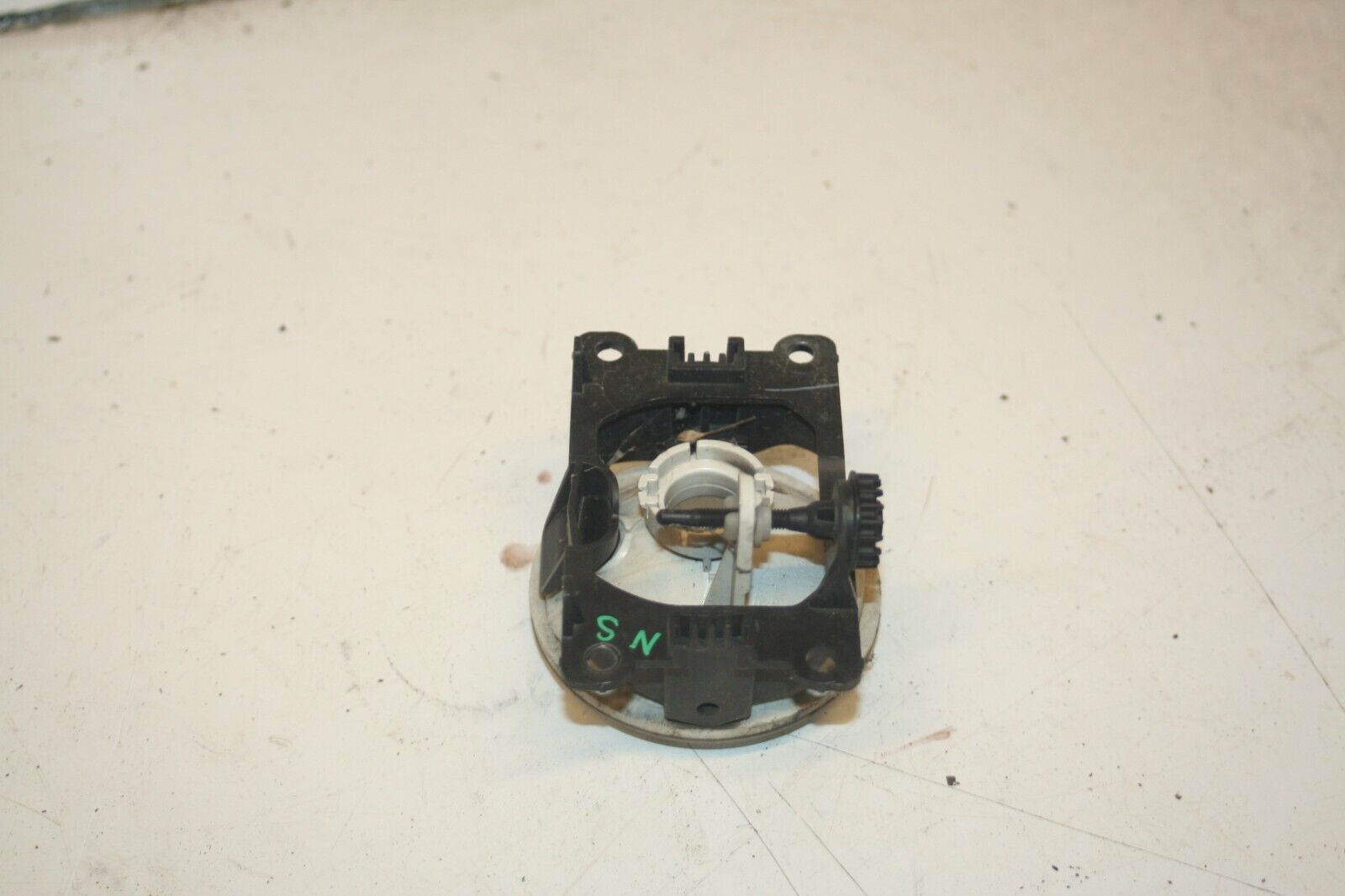 2010 CITROEN DS3. PASSENGER SIDE FOG LIGHT - Image 3