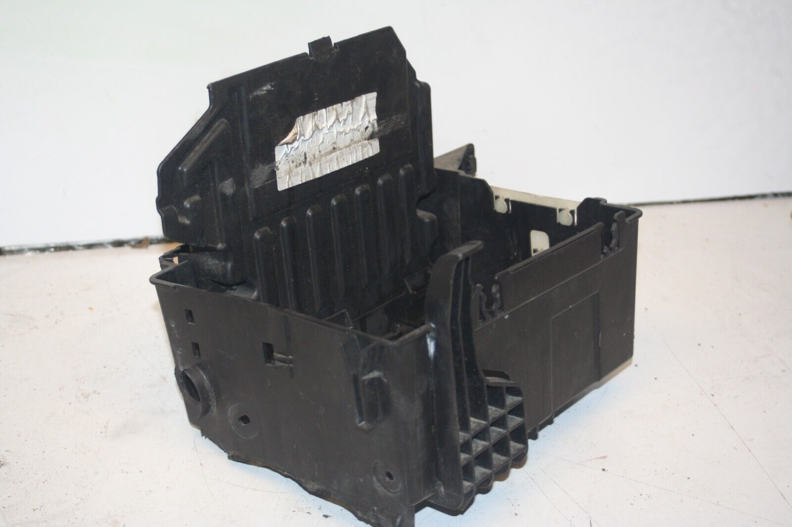 2010 CITROEN DS3. BATTERY TRAY HOUSING ECU NOT INCLUDED - Image 3