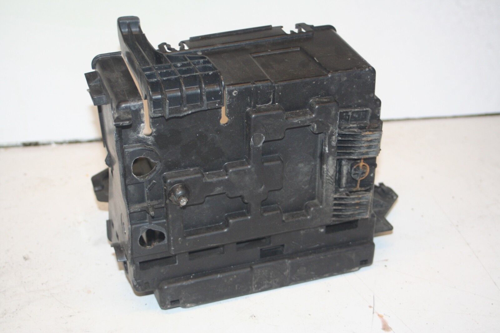 2010 CITROEN DS3. BATTERY TRAY HOUSING ECU NOT INCLUDED - Image 4
