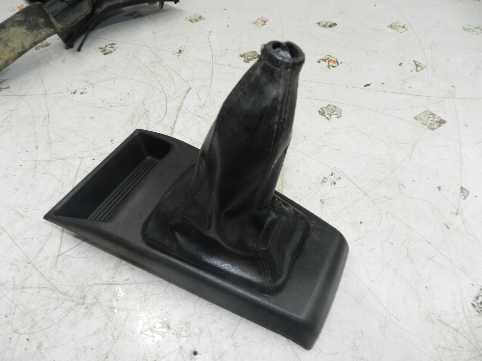 2006 MITSUBISHI SHOGUN PININ GEAR SELECTOR SURROUND AND GATOR CENTRE CONSOLE
