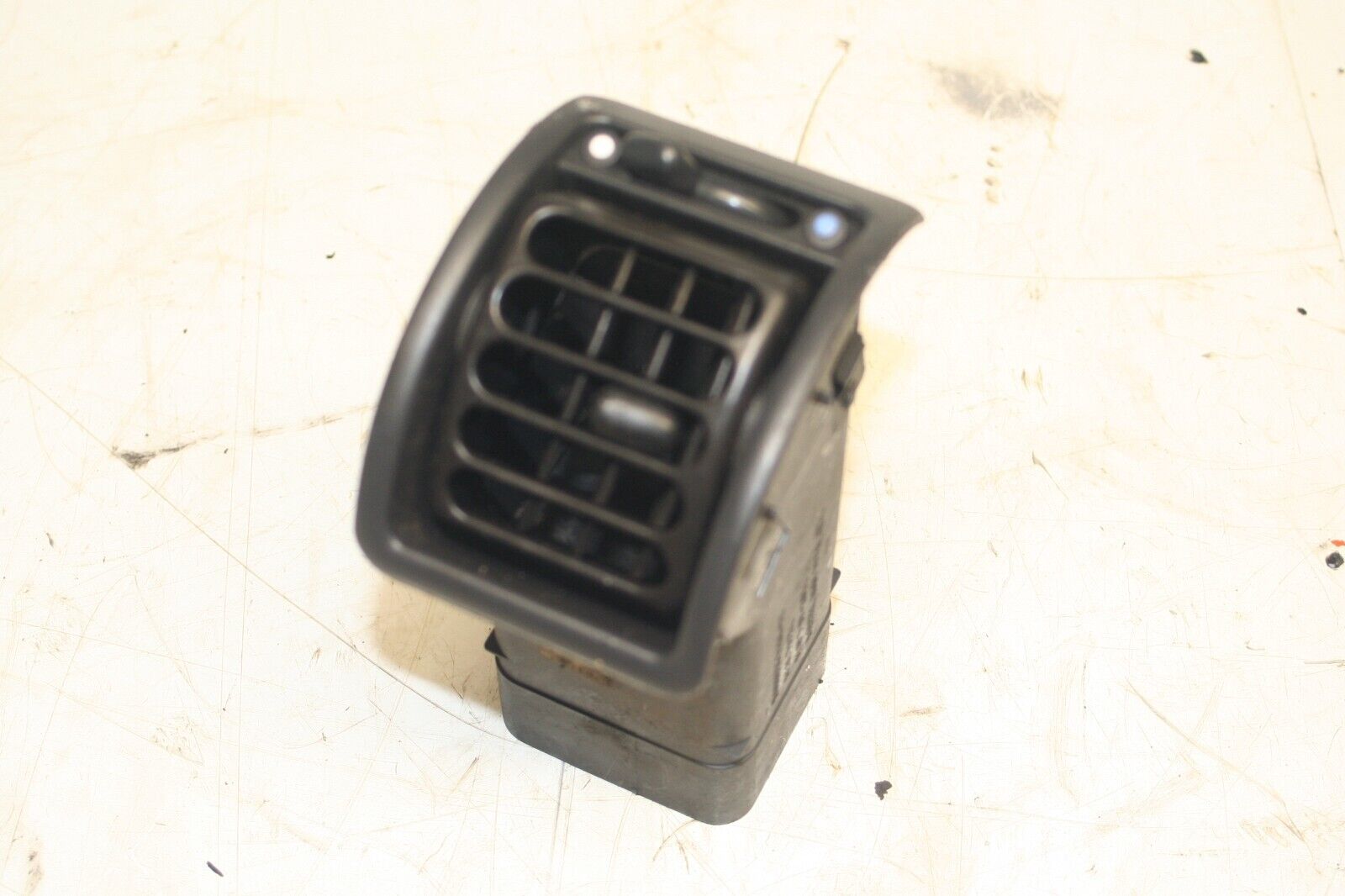 2001 LAND ROVER DISCOVERY 2 TD5. ROOF AIR BLOWER VENT