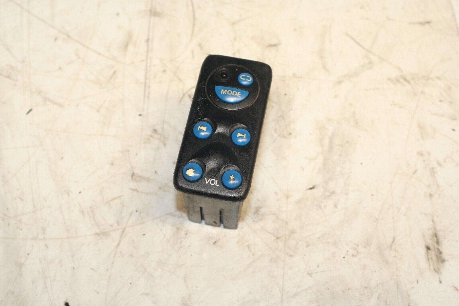 2001 LAND ROVER DISCOVERY 2 TD5. 3RD ROW SEAT RADIO CONTROL BUTTONS SWITCH