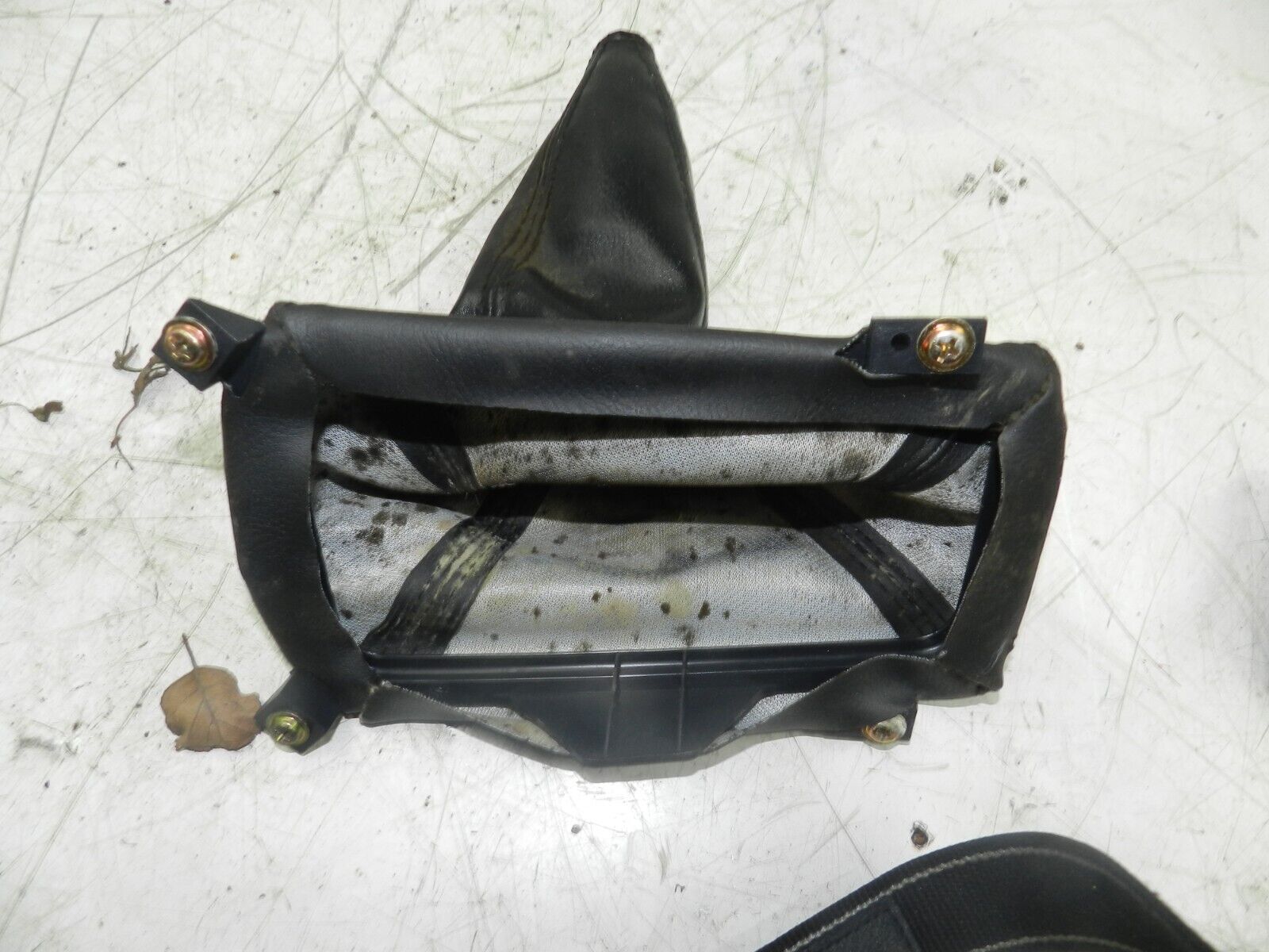 2006 MITSUBISHI SHOGUN PININ GEAR DIFF SELECTOR SURROUND GATOR - Image 2