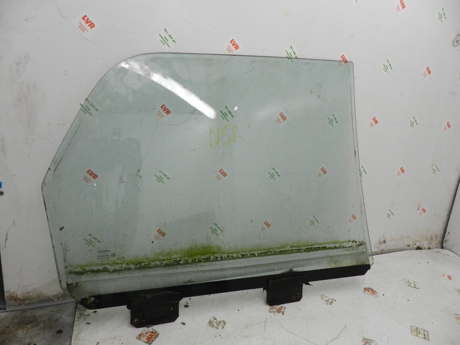 1993 FORD GRANADA DORCHESTER. PASSENGER SIDE REAR WINDOW GLASS - Image 2
