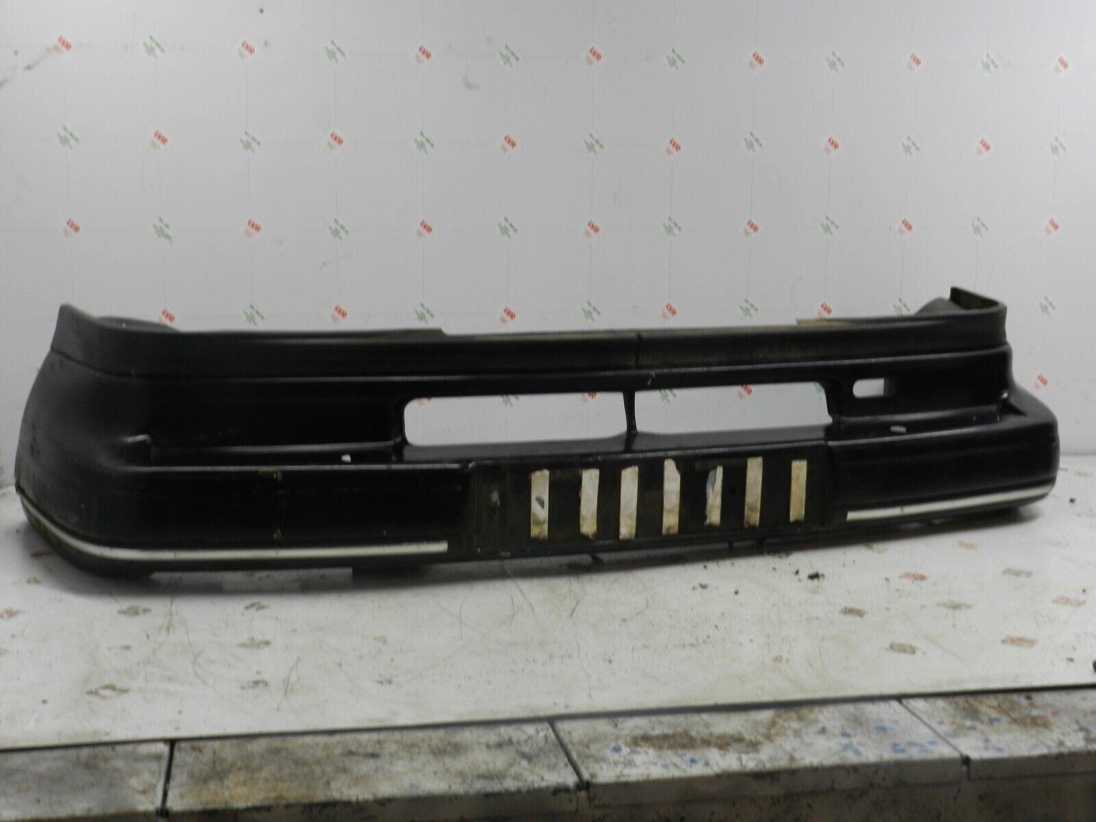 1993 FORD GRANADA DORCHESTER. FRONT BUMPER IN BLACK