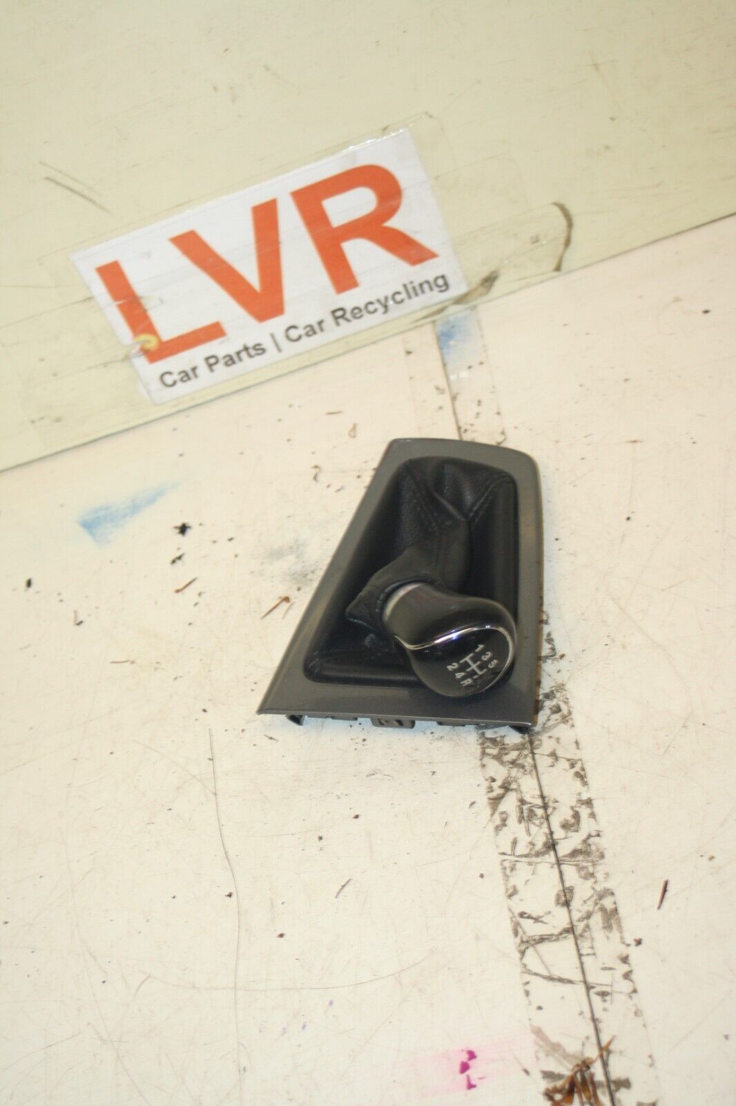 (6B) 2013 FORD FOCUS 1.0 ECOBOOST. GEAR KNOB AND SURROUND
