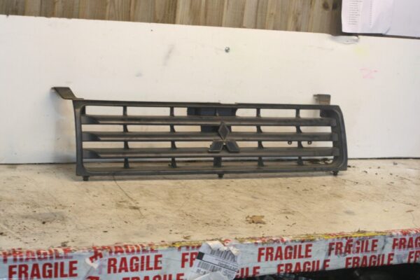 1994 MITSUBISHI PAJERO SHOGUN. FRONT GRILLE