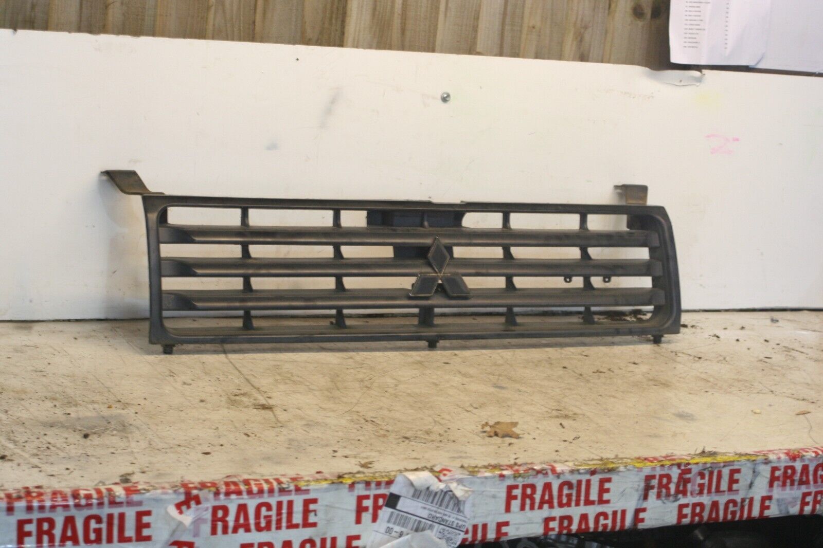 1994 MITSUBISHI PAJERO SHOGUN. FRONT GRILLE