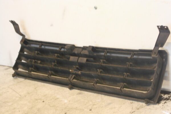 1994 MITSUBISHI PAJERO SHOGUN. FRONT GRILLE - Image 3