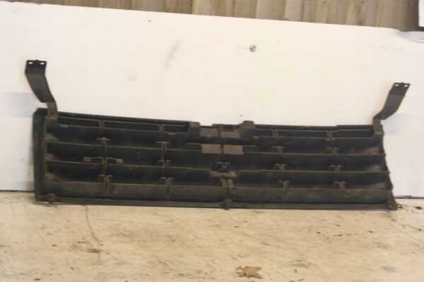 1994 MITSUBISHI PAJERO SHOGUN. FRONT GRILLE - Image 4
