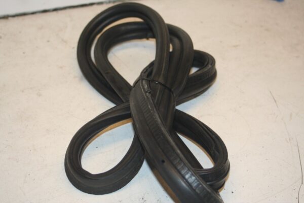 2010 CITROEN DS3. BOOT LID TAILGATE RUBBER SEAL - Image 2