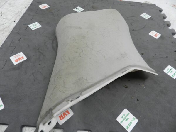(133) 2005 TOYOTA AVENSIS. PILLAR TRIM PASSENGER SIDE