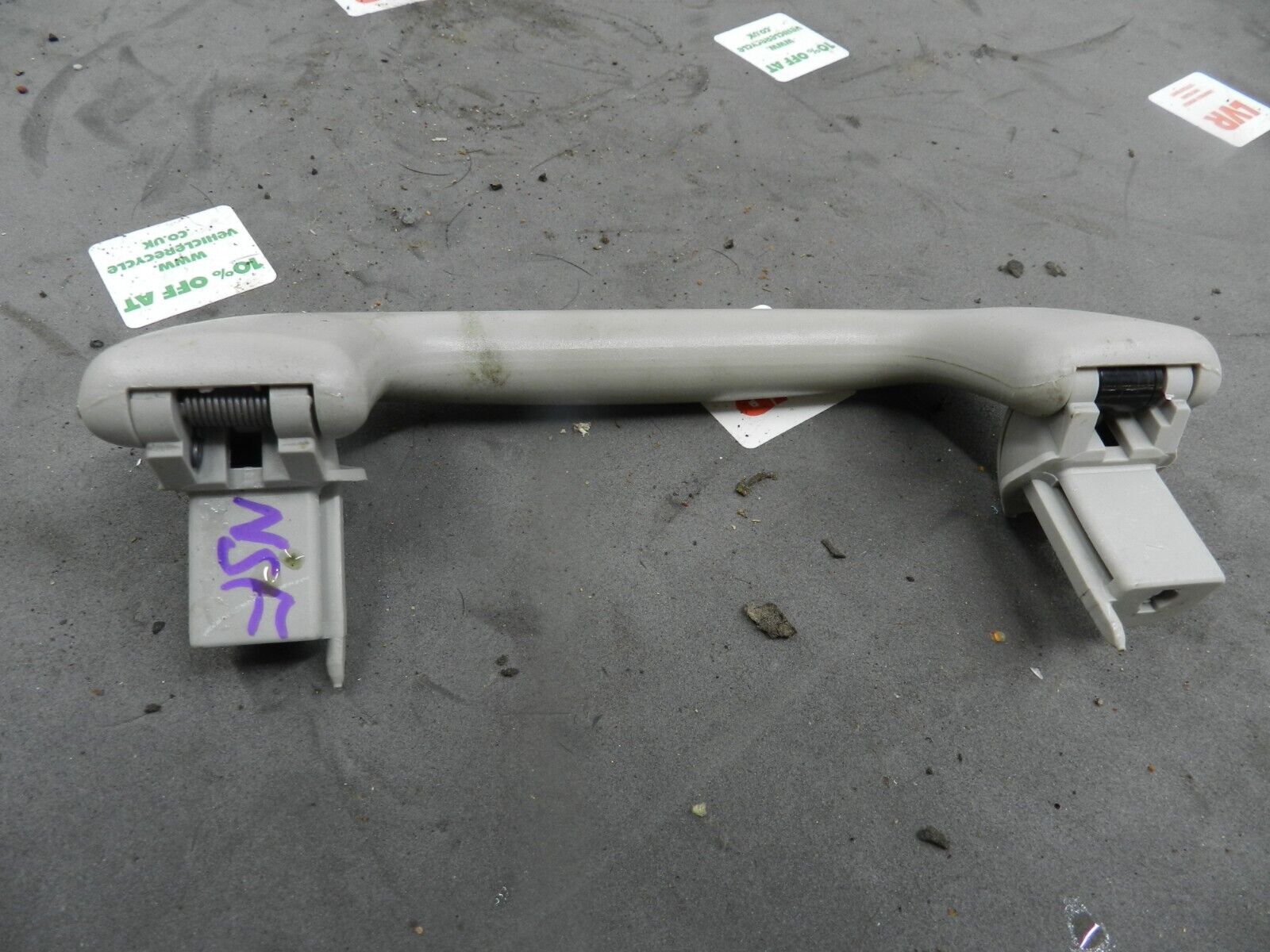 (133) 2005 TOYOTA AVENSIS. PASSENGER SIDE FRONT GRAB HANDLE