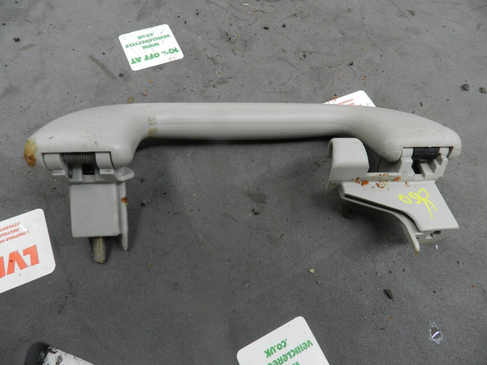 (133) 2005 TOYOTA AVENSIS. DRIVER SIDE REAR GRAB HANDLE