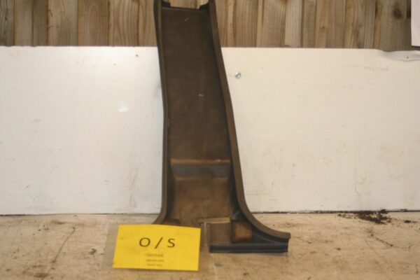1994 MITSUBISHI PAJERO SHOGUN. DRIVER SIDE B PILLAR TRIM - Image 3