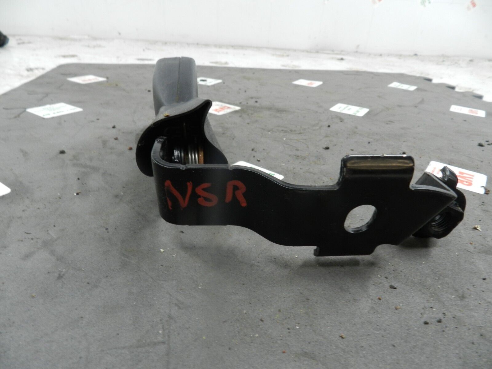 (133) 2005 TOYOTA AVENSIS. PASSENGER SIDE REAR SEATBELT BUCKLE