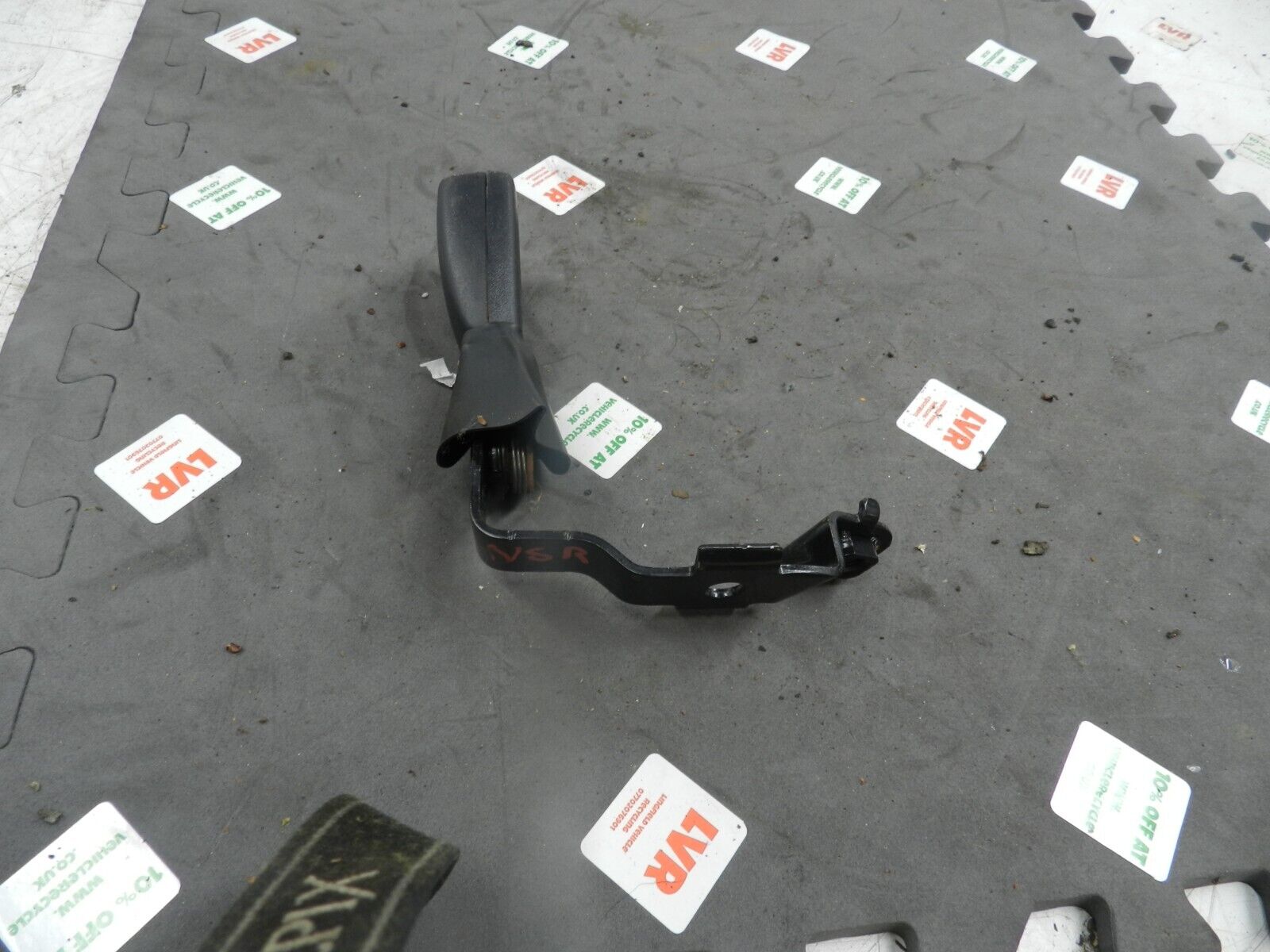 (133) 2005 TOYOTA AVENSIS. PASSENGER SIDE REAR SEATBELT BUCKLE - Image 2