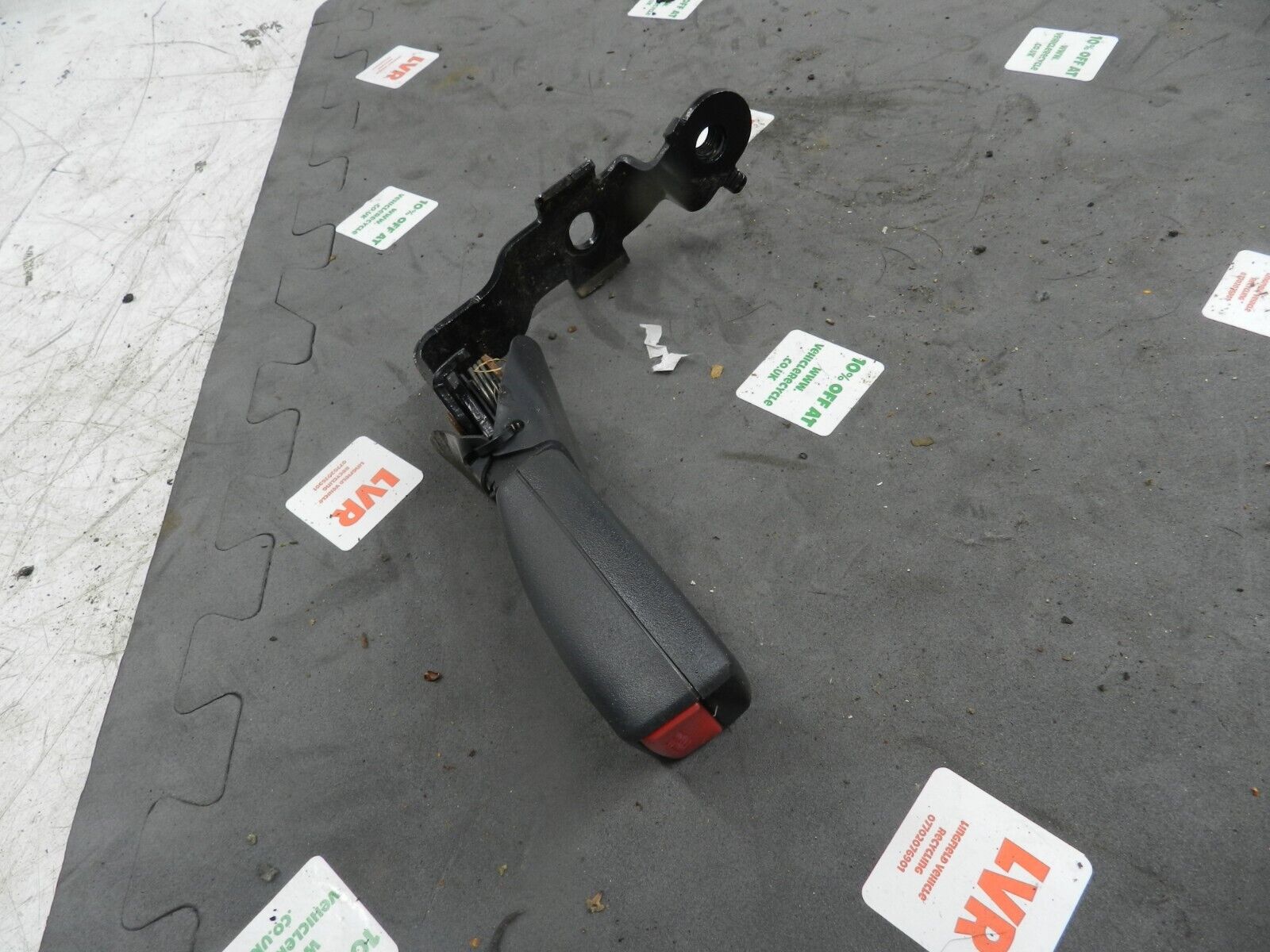 (133) 2005 TOYOTA AVENSIS. PASSENGER SIDE REAR SEATBELT BUCKLE - Image 3